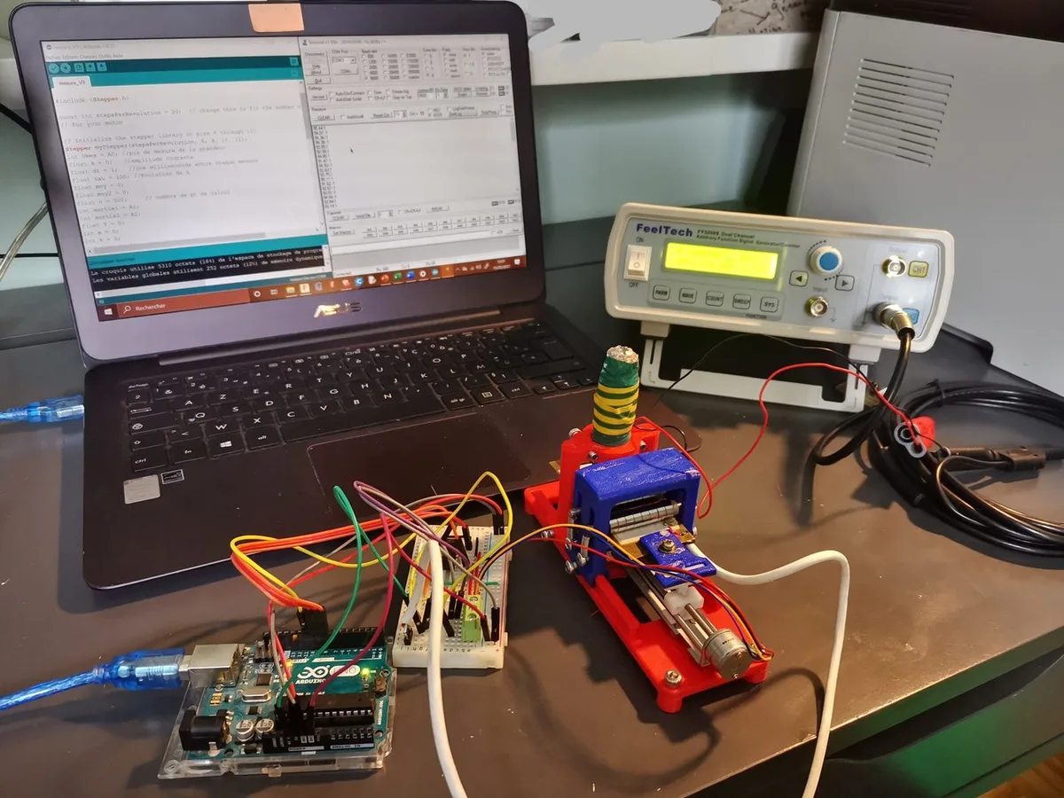 Test bench with Arduino, signal generator, prototype and laptop